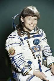 Дэлхийн анхны эмэгтэй  сансарын нисэгч  задгай сансарт гарчээ